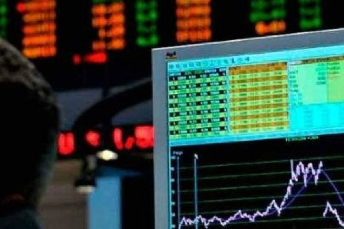 Devido à espera de decisões de juros, Ibovespa sobe e dólar recua com mercado cauteloso