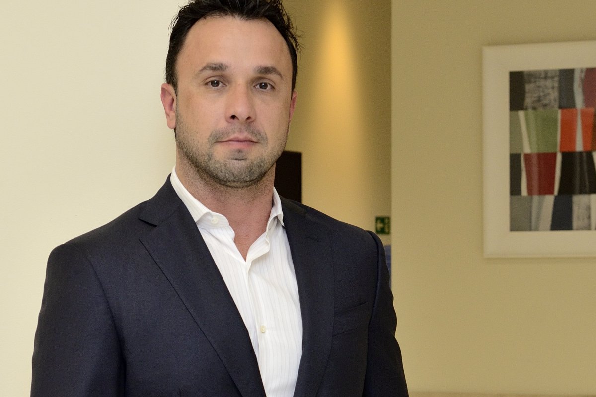 Imigrantes com vistos temporários buscam residência permanente nos Estados Unidos