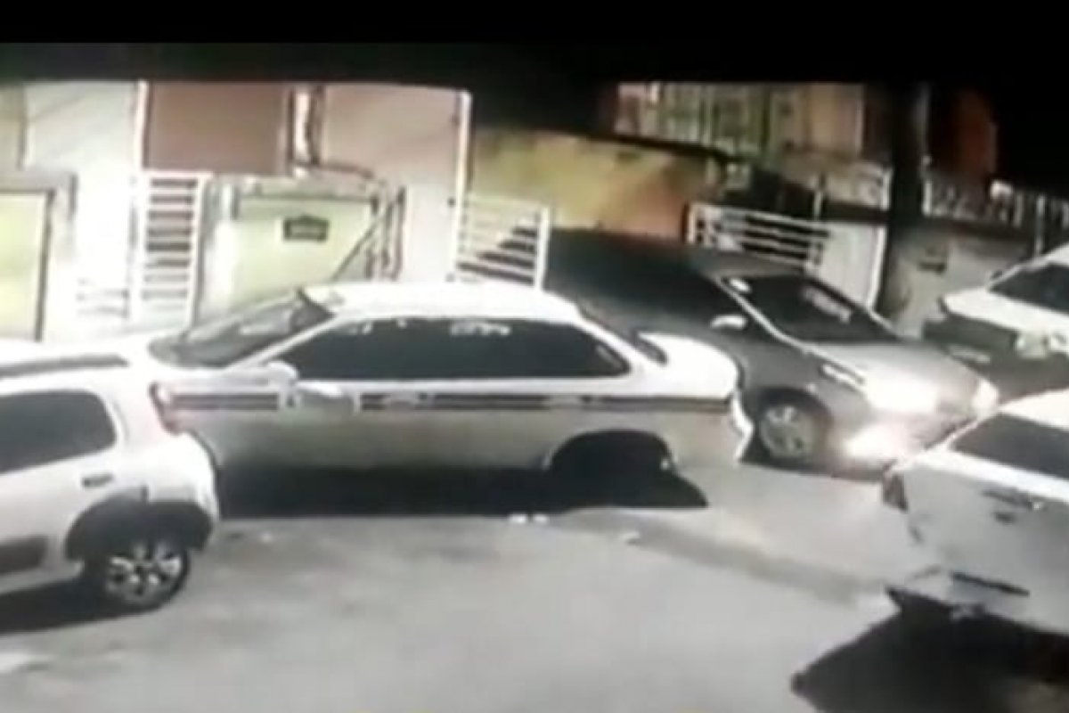 Salvador: bandidos roubam carro enquanto morador estacionava no IAPI