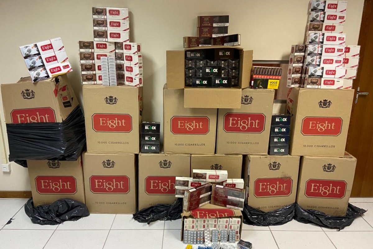 Feira de Santana: polícia apreende 122 mil cigarros contrabandeados e medicamentos irregulares