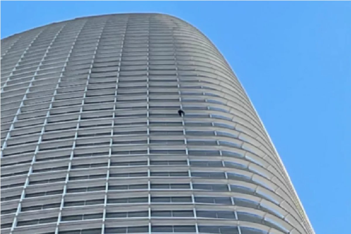 Vídeo: ativista antiaborto escala prédio de 61 andares nos EUA sem equipamentos