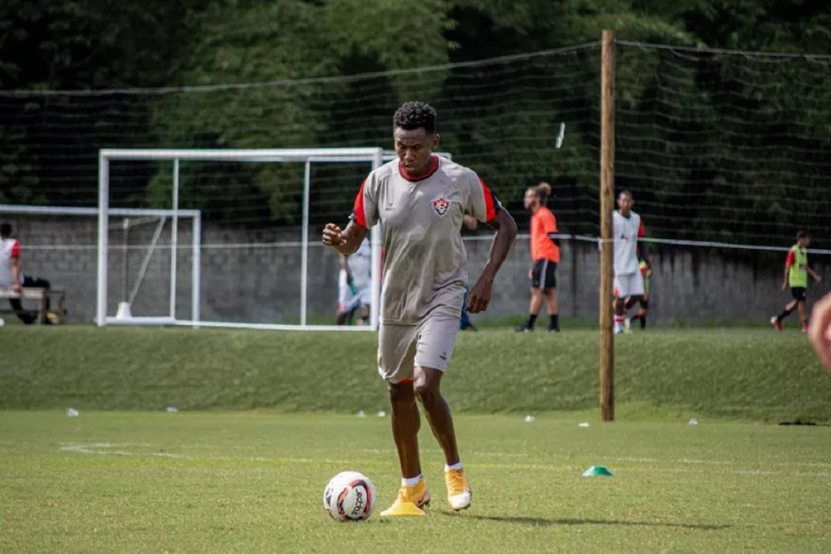 Regularizado, Héctor Urrego pode estrear pelo Vitória em partida contra Aparecidense