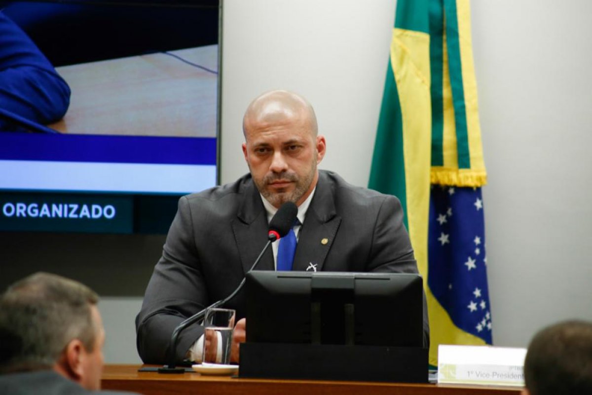 Moraes multa Silveira em R$ 405 mil por descumprimento de decisão judicial