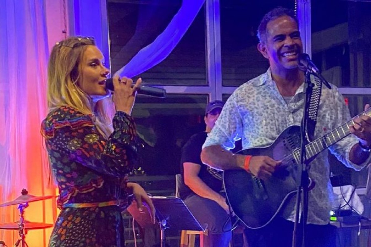 Sonho realizado: Carolina Dieckmann canta com Jair Oliveira! 