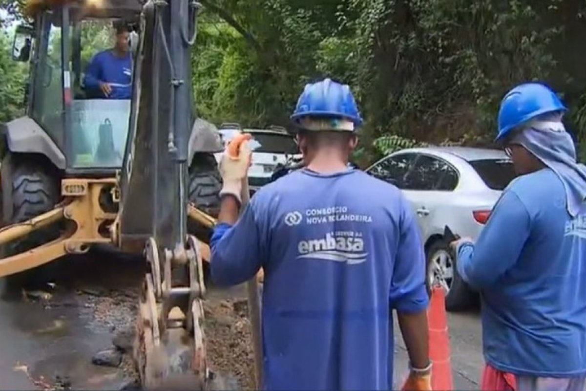 Tubulação rompe e deixa rua em Lauro de Freitas danificada; trânsito está lento