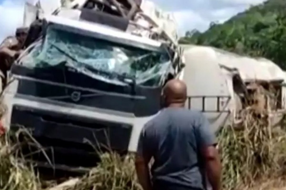 Carreta que transportava carga de combustíveis tomba e rodovia é interditada em Ipiaú, extremo sul da Bahia
