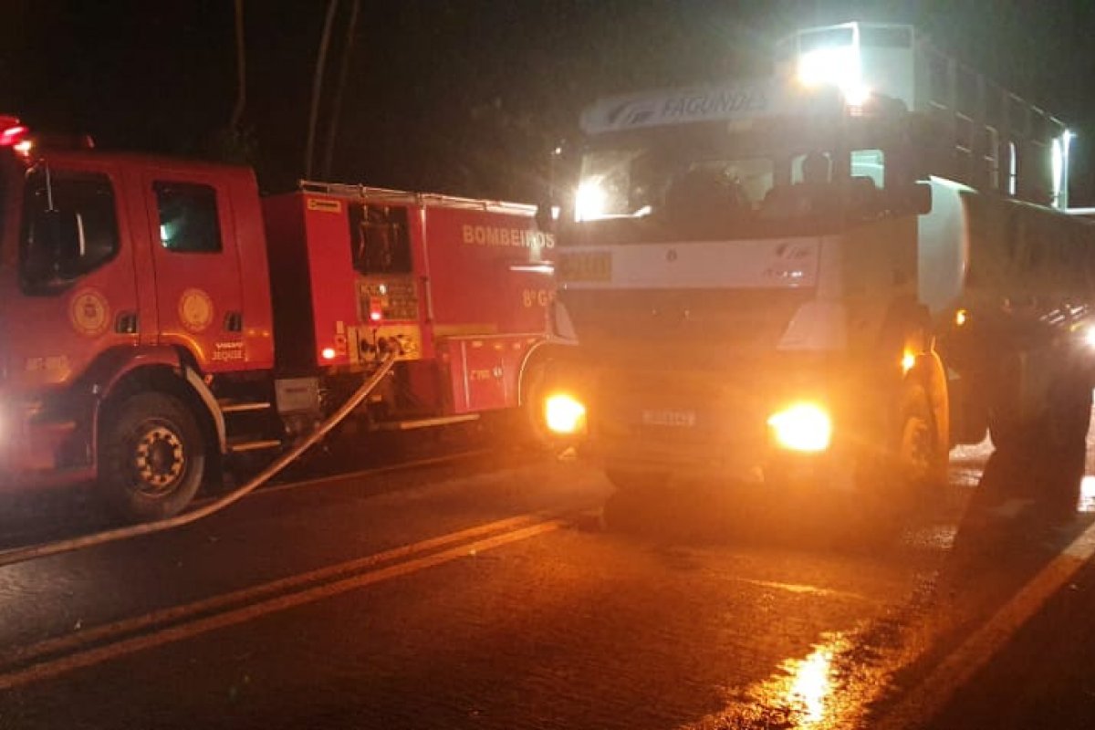 Bombeiros atendem ocorrência de vazamento de produtos perigosos na BR-330 há mais de 24 horas