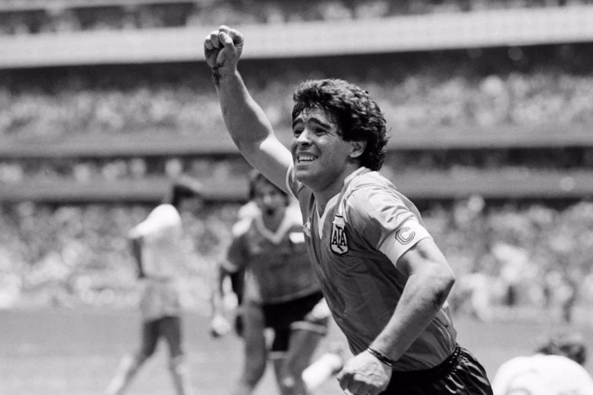 Camisa de Maradona no gol com a ‘mão de Deus’ é leiloada por R$ 44,3 milhões
