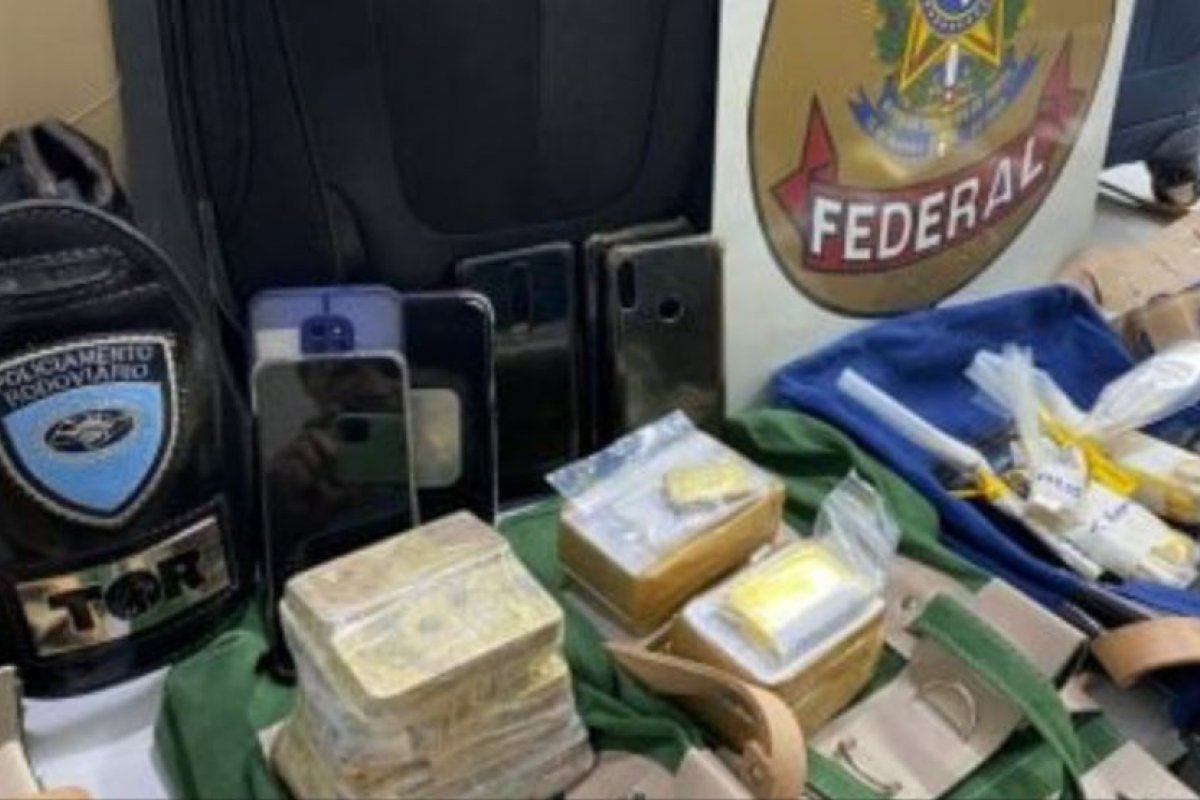 São Paulo: PF apreende 77kg de ouro trazidos em avião e escoltados por PMs