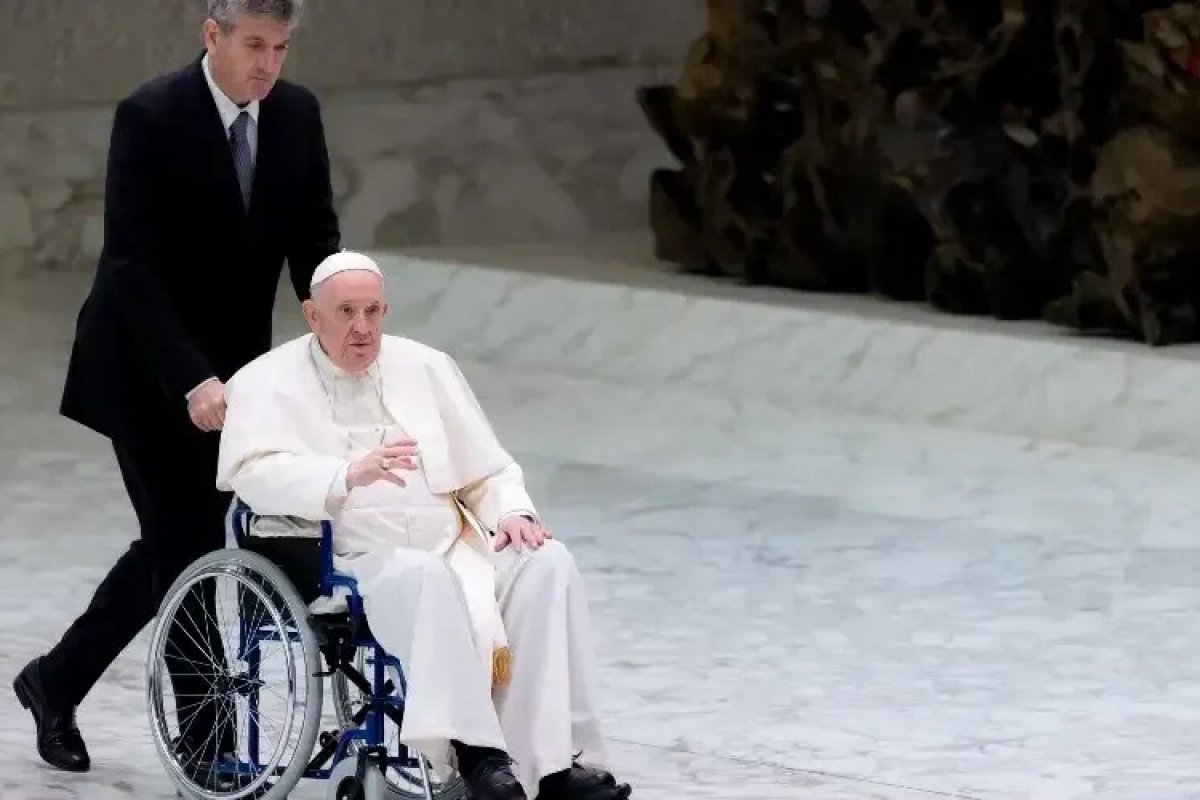 Papa Francisco aparece em público usando cadeira de rodas pela primeira vez