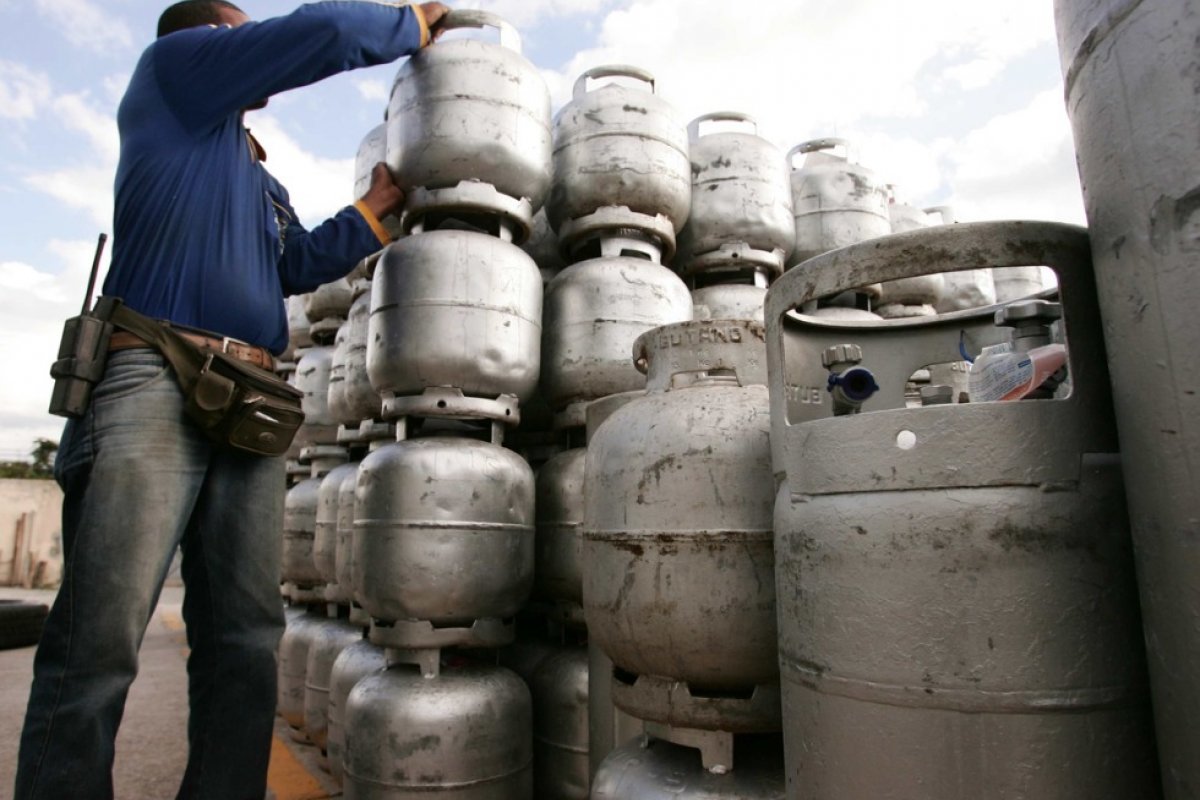 Gás aperta orçamento do brasileiros, ao representar quase 10% do salário mínimo