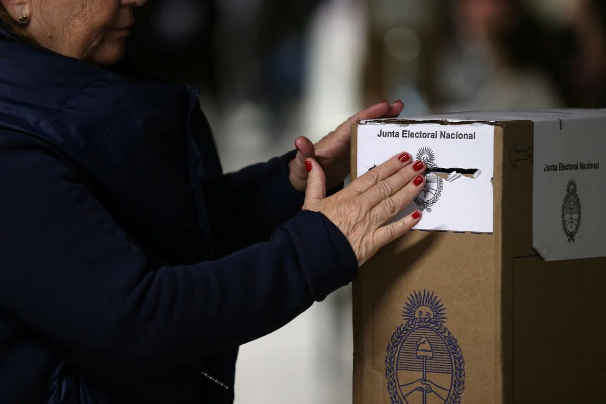 Argentinos vão às urnas decidir entre Macri e chapa com Cristina Kirchner