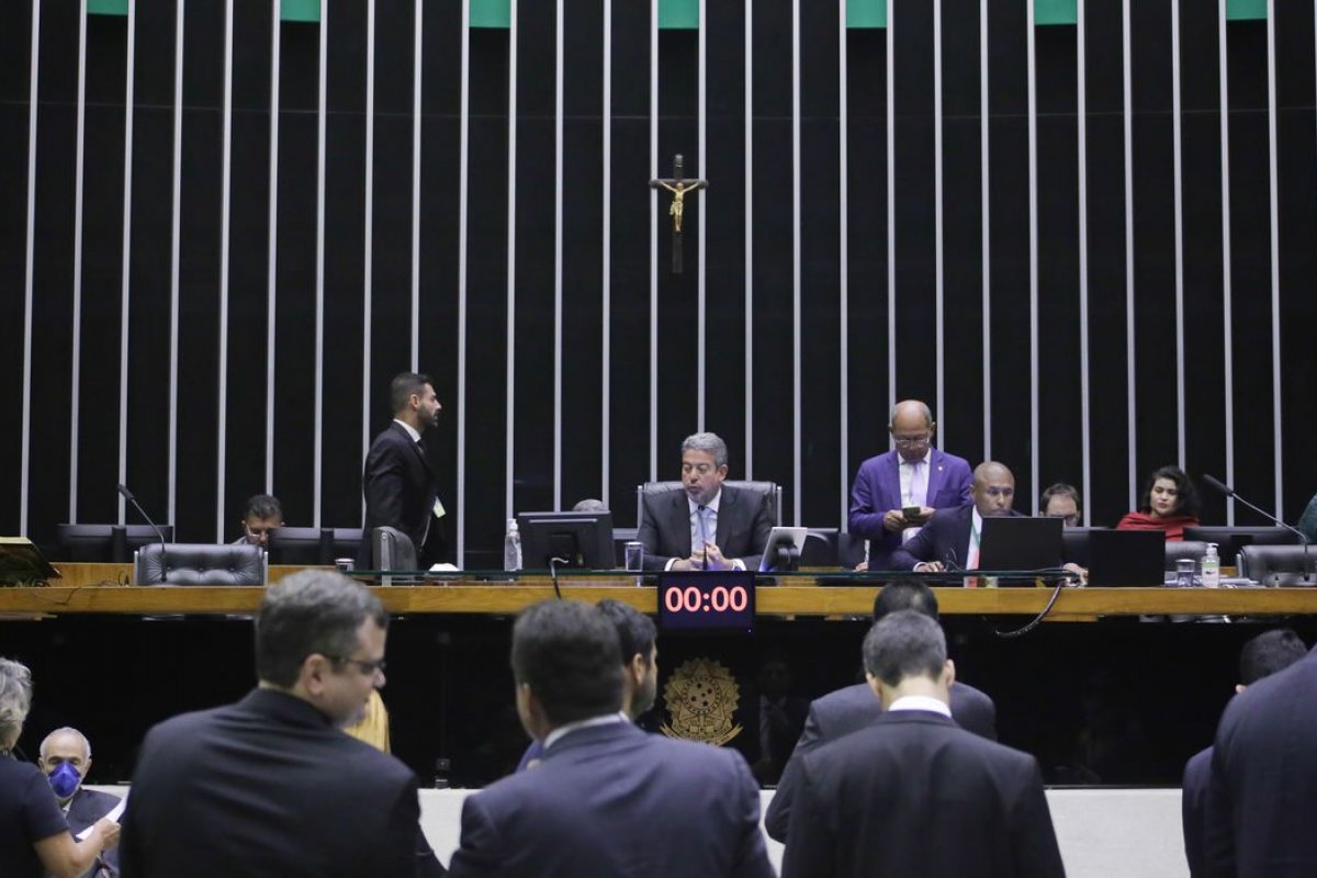 Câmara analisa projeto para barrar reajuste na conta de energia