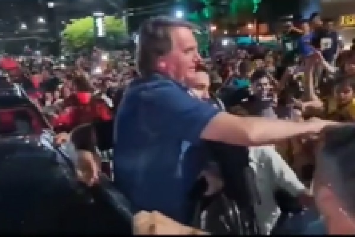 Vídeo: Bolsonaro tenta sair para comer pizza e é cercado por multidão na Paraíba