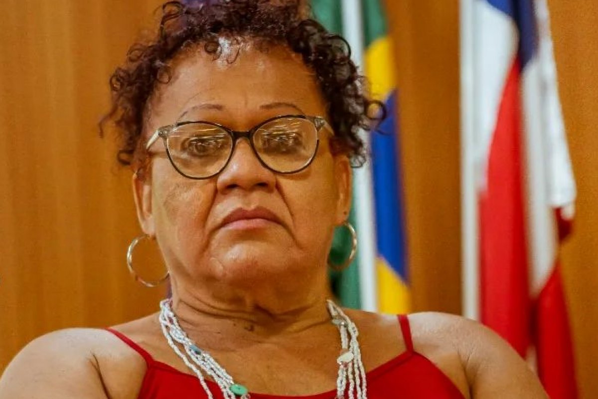 Travesti baiana deportada após ser impedida de entrar no México chega em Salvador (BA)