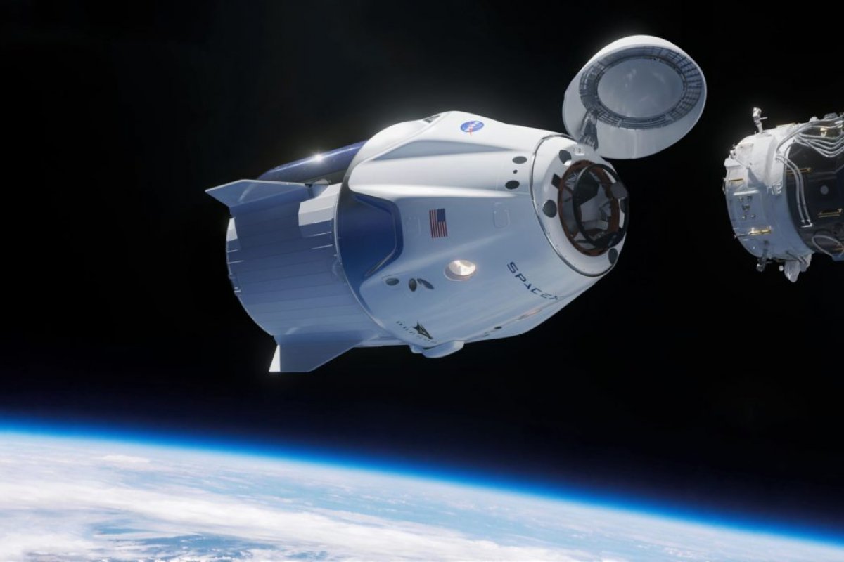 Quatro astronautas retornam à Terra após três meses no espaço