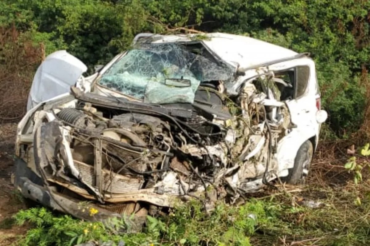 Acidente entre carro e caminhonete deixa um morto e cinco feridos no norte da Bahia