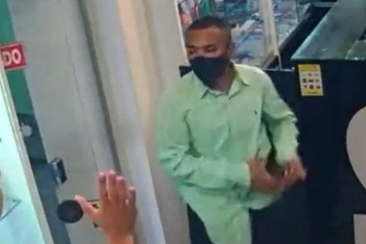 Homem armado rouba 27 celulares em loja de eletrônicos em Feira de Santana