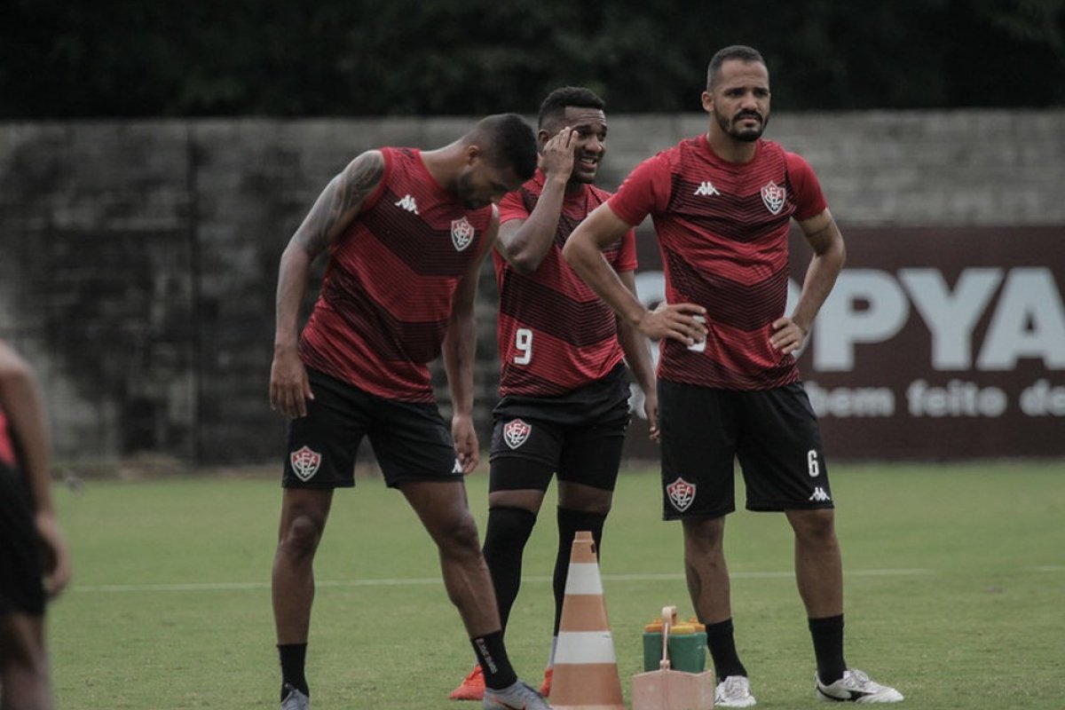 Vitória inicia maratona para evitar queda para Série C
