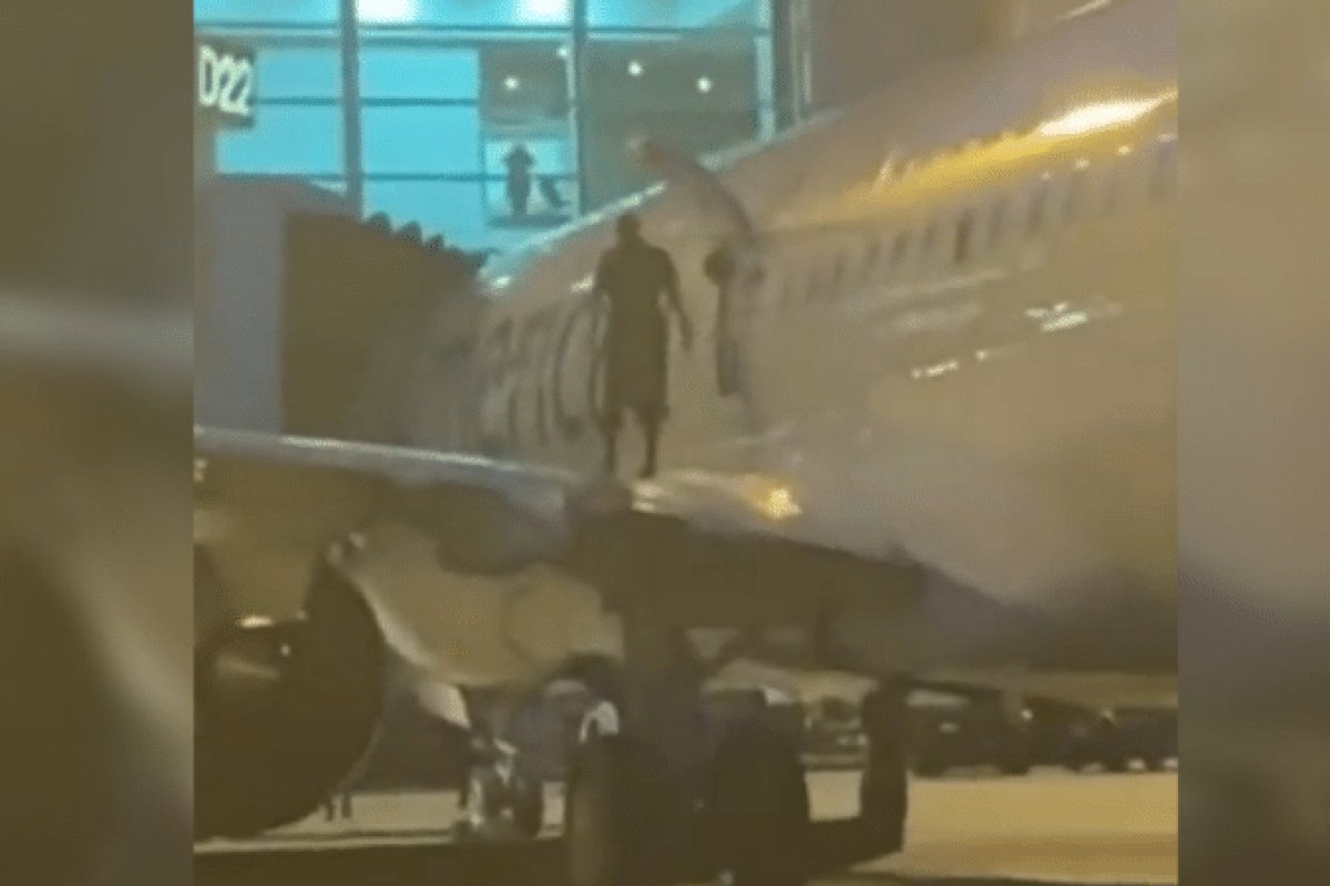 Passageiro é preso nos EUA após abrir saída de emergência e andar na asa de avião