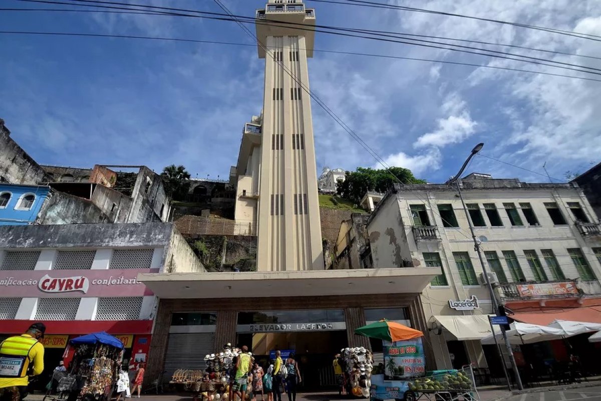 Elevador Lacerda funciona apenas com duas cabines nesta sexta-feira