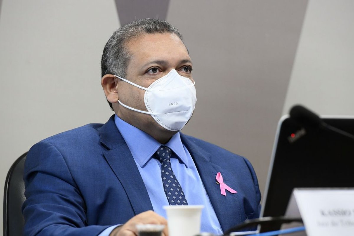 Nunes Marques pede vista de recurso contra ordem de prisão de Allan dos Santos