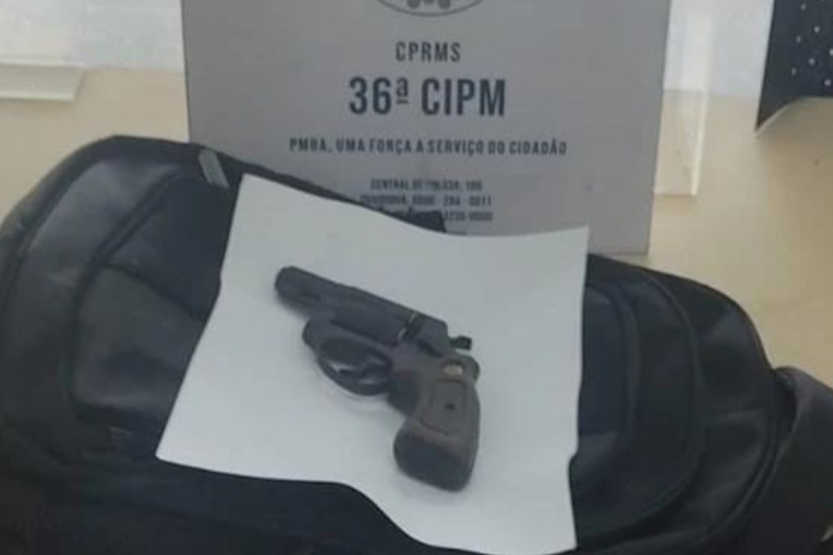 Polícia Militar apreende arma que estava com adolescente em escola de Dias D'Ávila (BA)