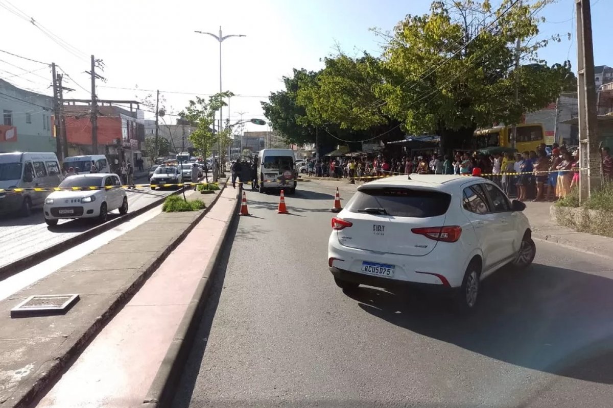 Passageiros de van são feitos reféns na Avenida Suburbana, em Salvador