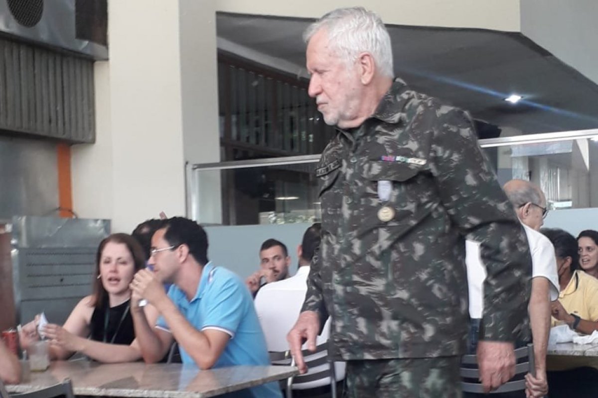 Alexandre Garcia é fotografado com traje do exército em Brasília