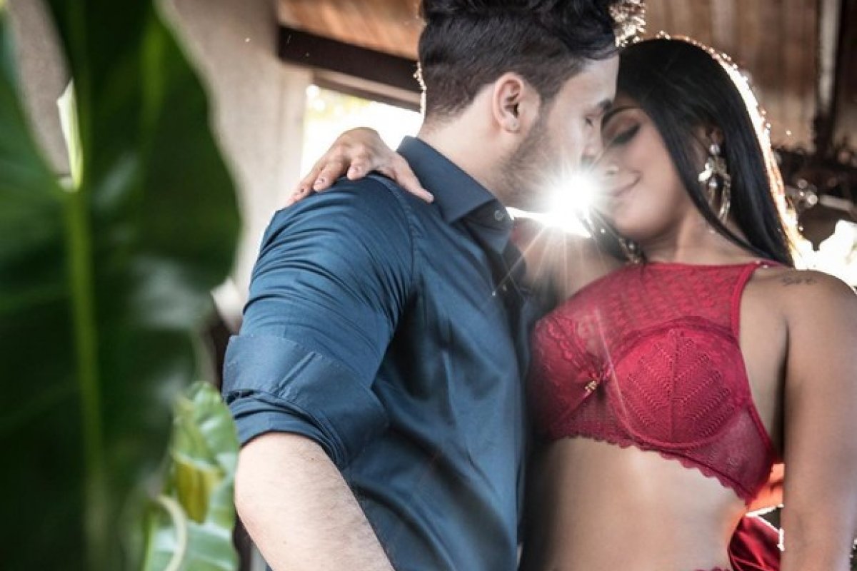 Ao lado do novo namorado, Mileide Mihaile fotografa para marca de lingerie