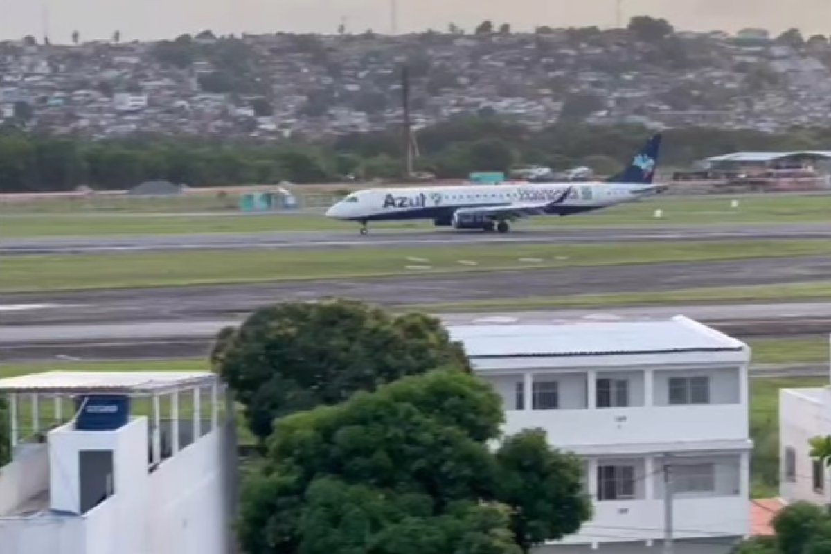 Vídeo: avião com problemas no trem de pouso aterrissa em emergência no Aeroporto de Recife