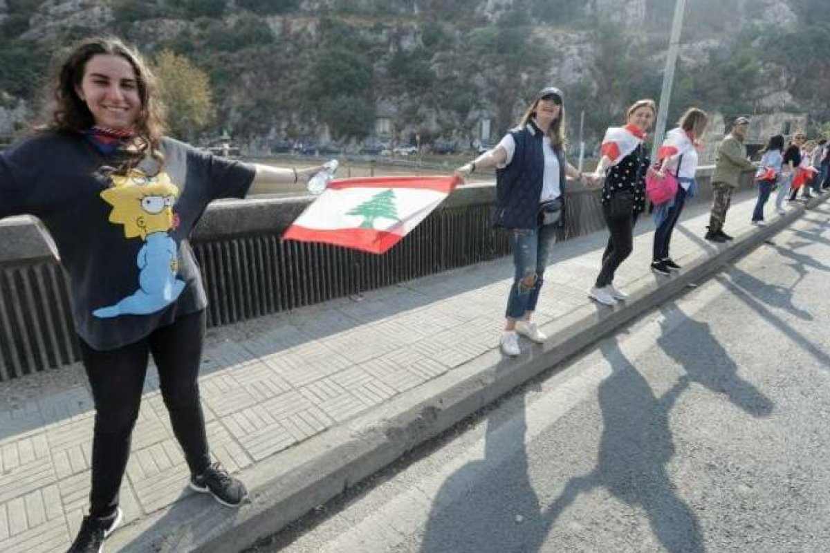 Manifestantes formam cordão humano com 170 km no Líbano