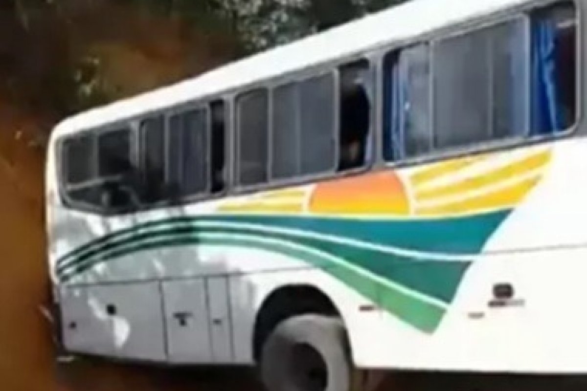 Motorista de ônibus erra marcha e desce ladeira de ré na BA-283