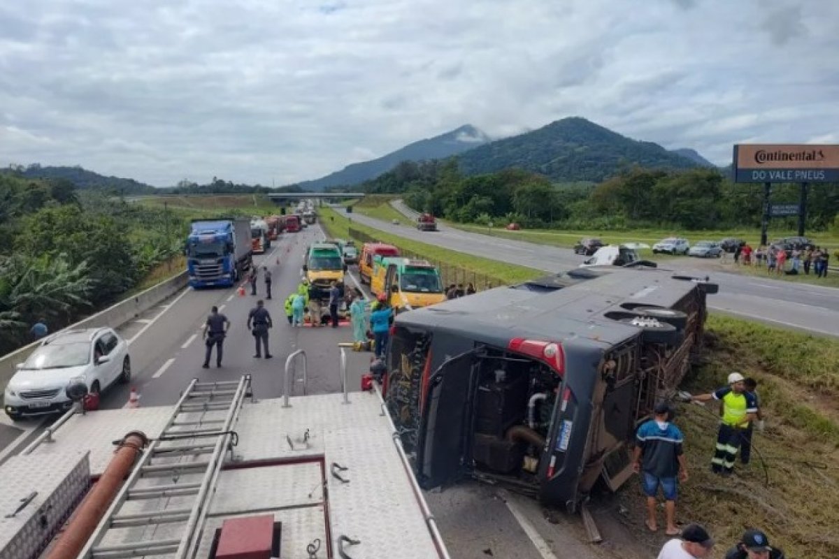 Pneu estourado pode ter causado acidente que matou sertanejo e outras cinco pessoas em SP, diz PRF