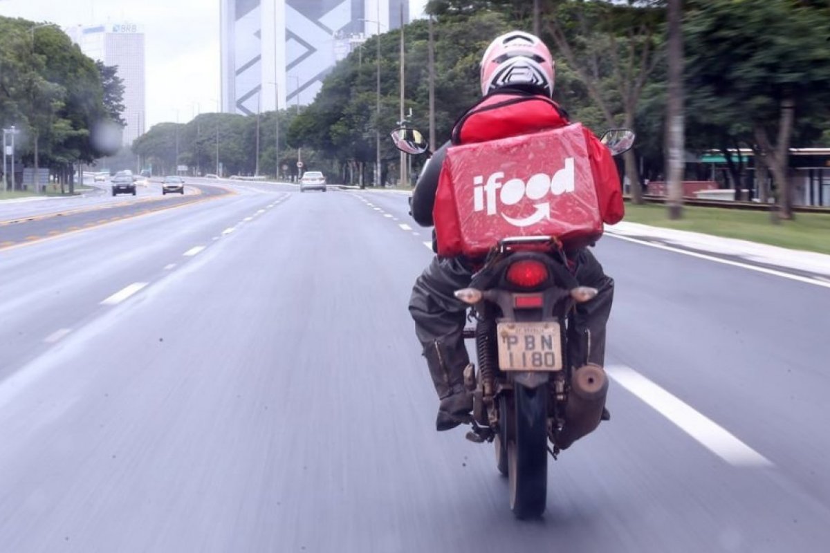 Sindicato de entregadores pede que iFood troque mochilas por baús