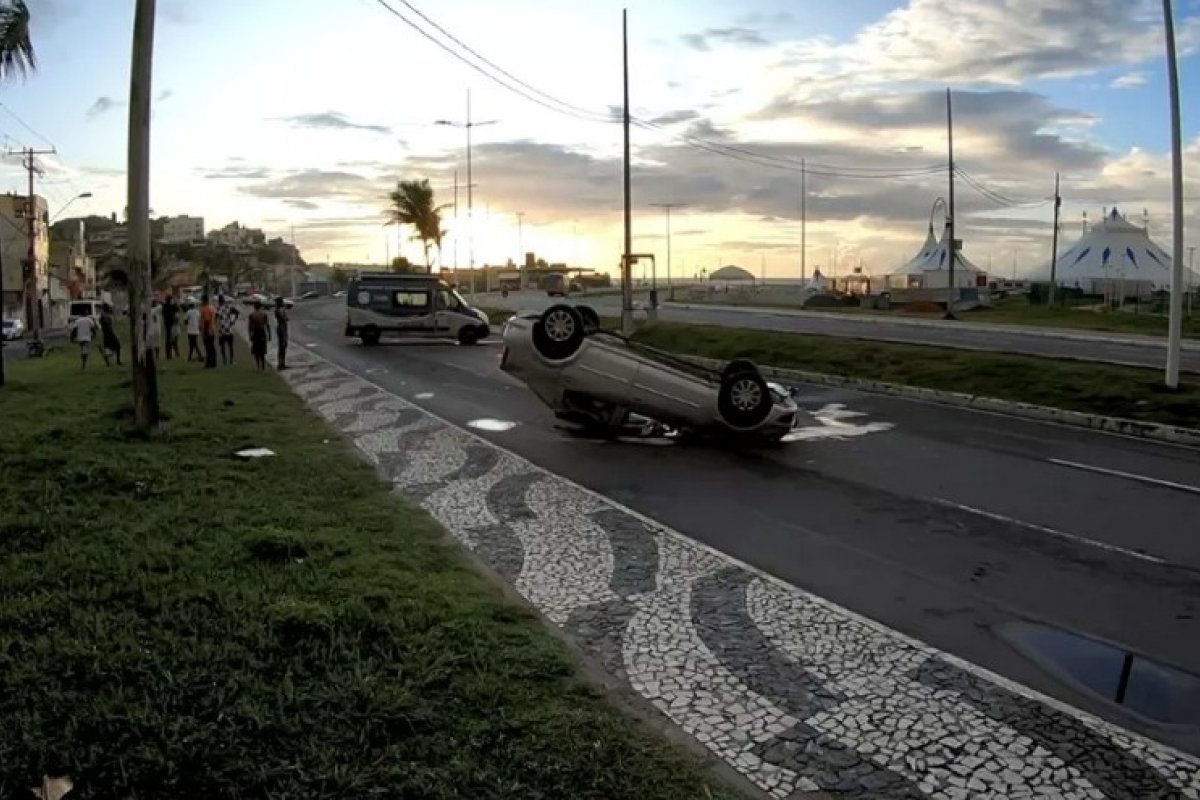 Mulher morre após capotamento de carro na orla de Salvador 