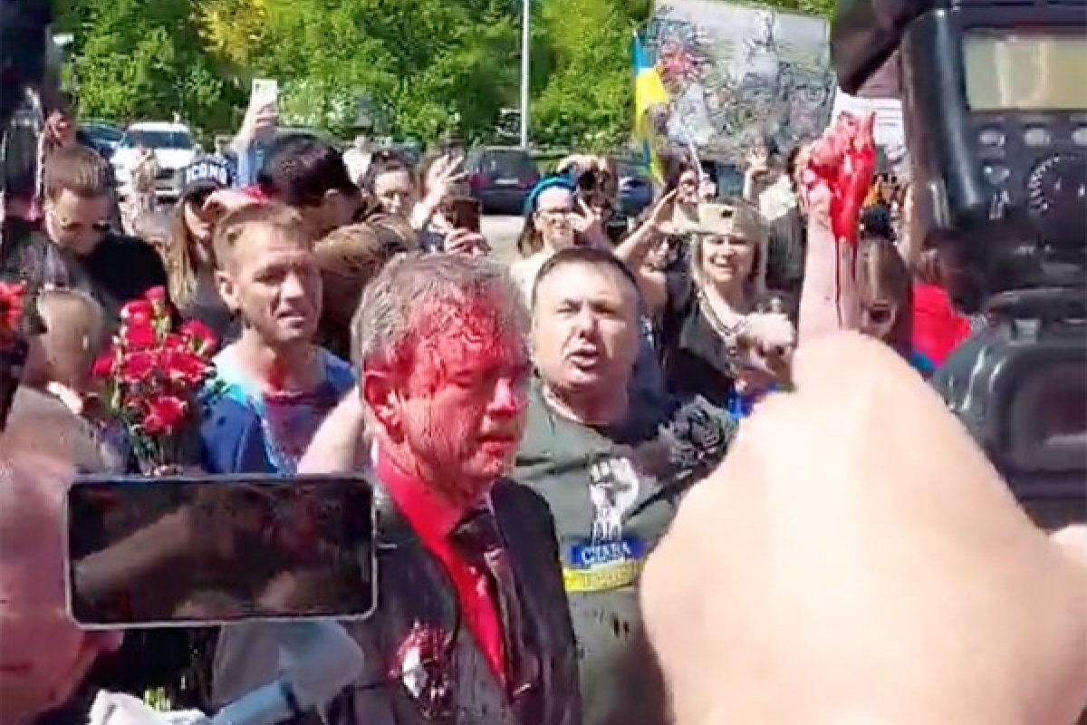 Em protesto, manifestantes lançam tinta vermelha contra embaixador russo na Polônia