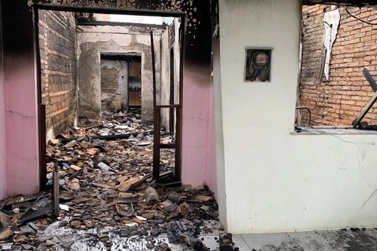 Após cachorro alertar cuidadora, casal de idosos é resgatado de incêndio na Bahia