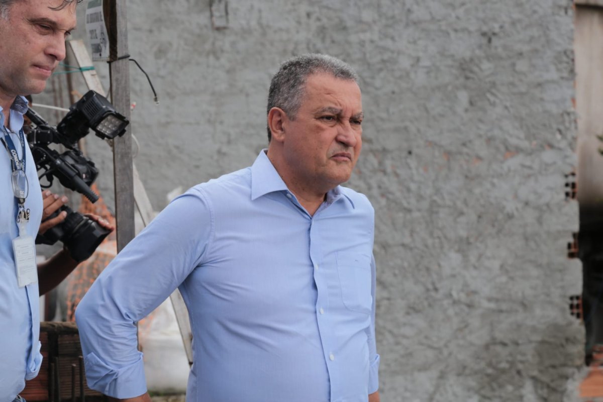 Rui Costa pede 'sangue frio' nas buscas pelos assassinos de policiais em Salvador