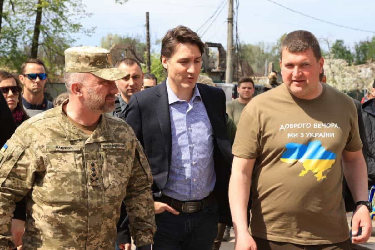 Primeiro-ministro do Canadá faz visita surpresa a Irpin, na Ucrânia