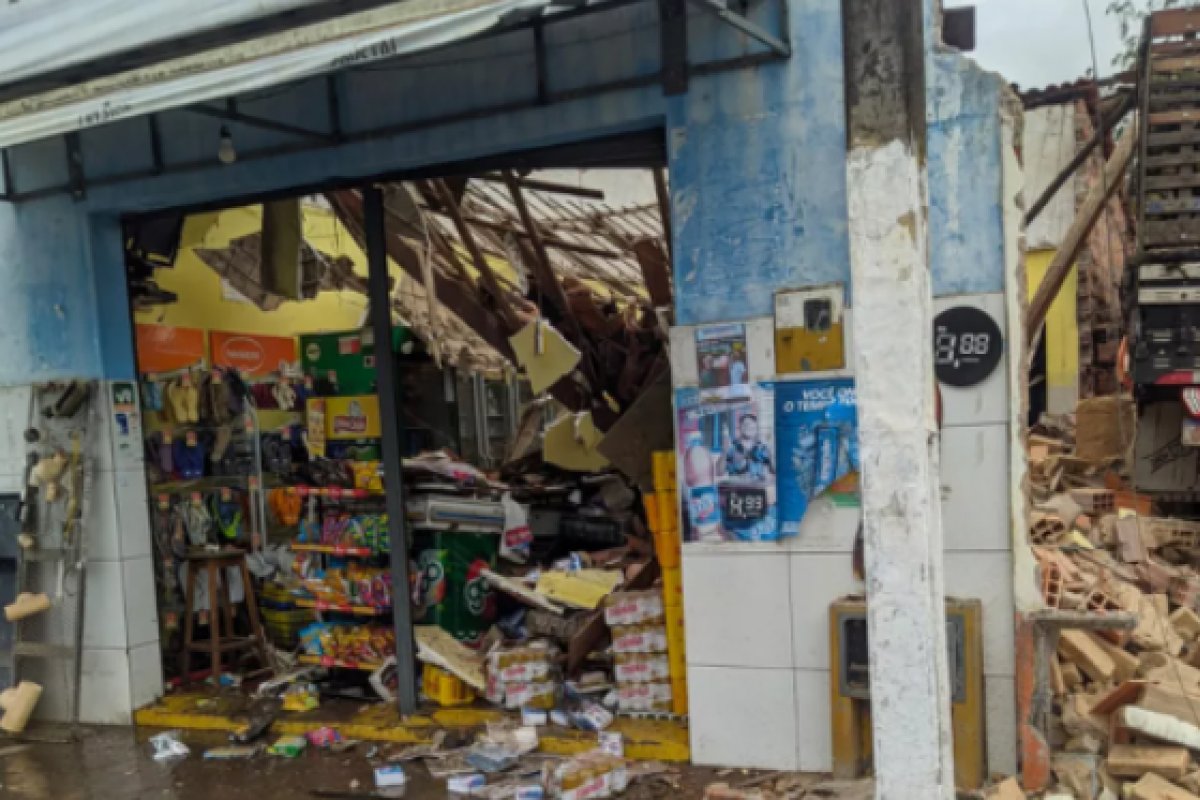 Motorista perde controle de caminhão e invade estabelecimentos comerciais em Alagoinhas