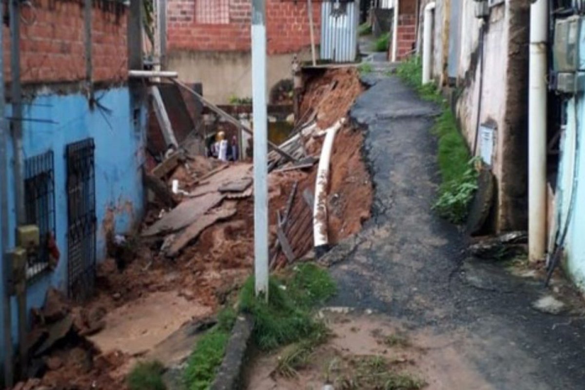 Solo cede e deslizamento atinge quatro casas em Jardim Cajazeiras, Salvador