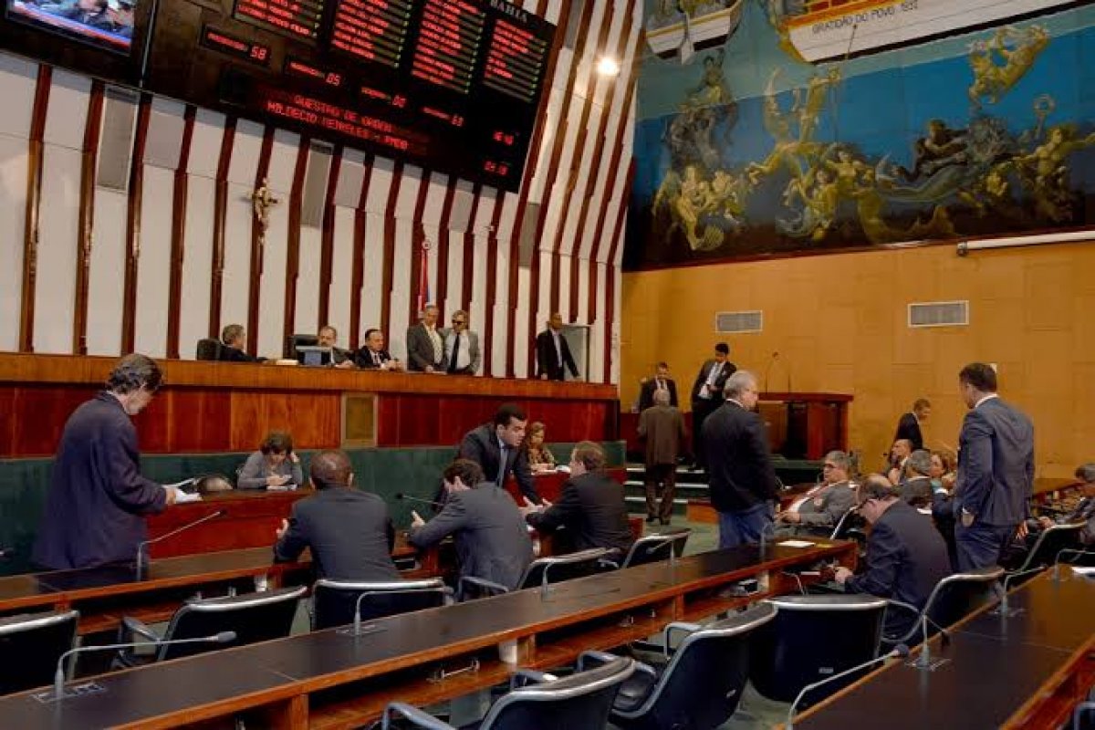 AL-BA convoca extraordinária para votar aumento do TCE