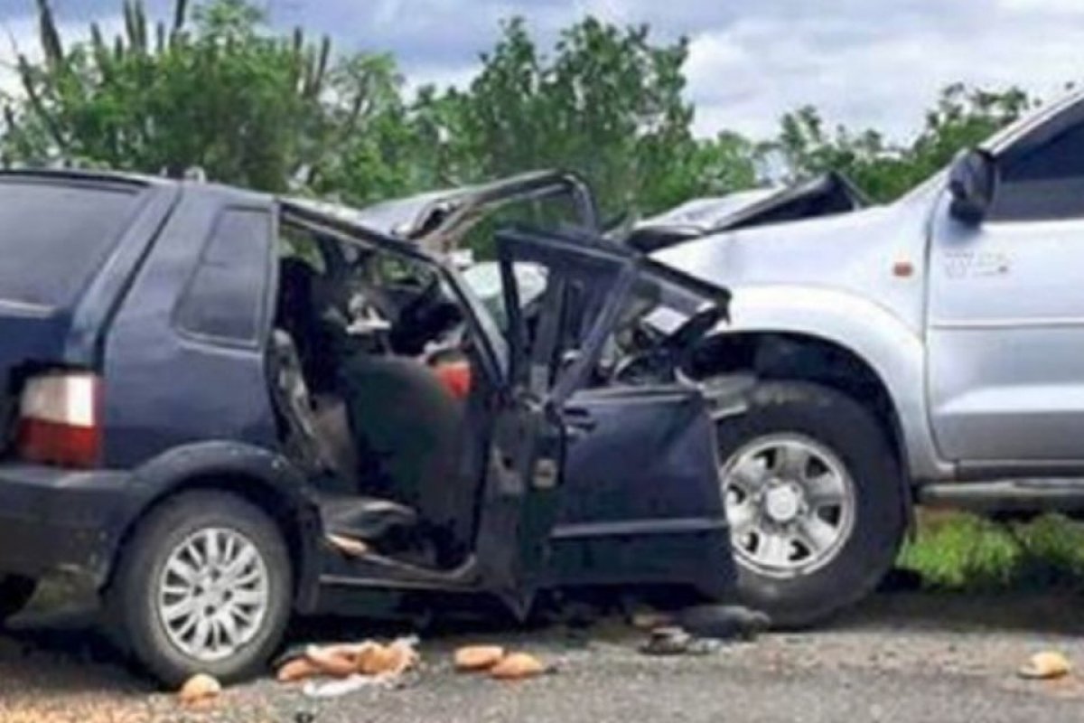 Acidente entre carro e caminhonete deixa cinco pessoas da mesma família mortas na BA-220