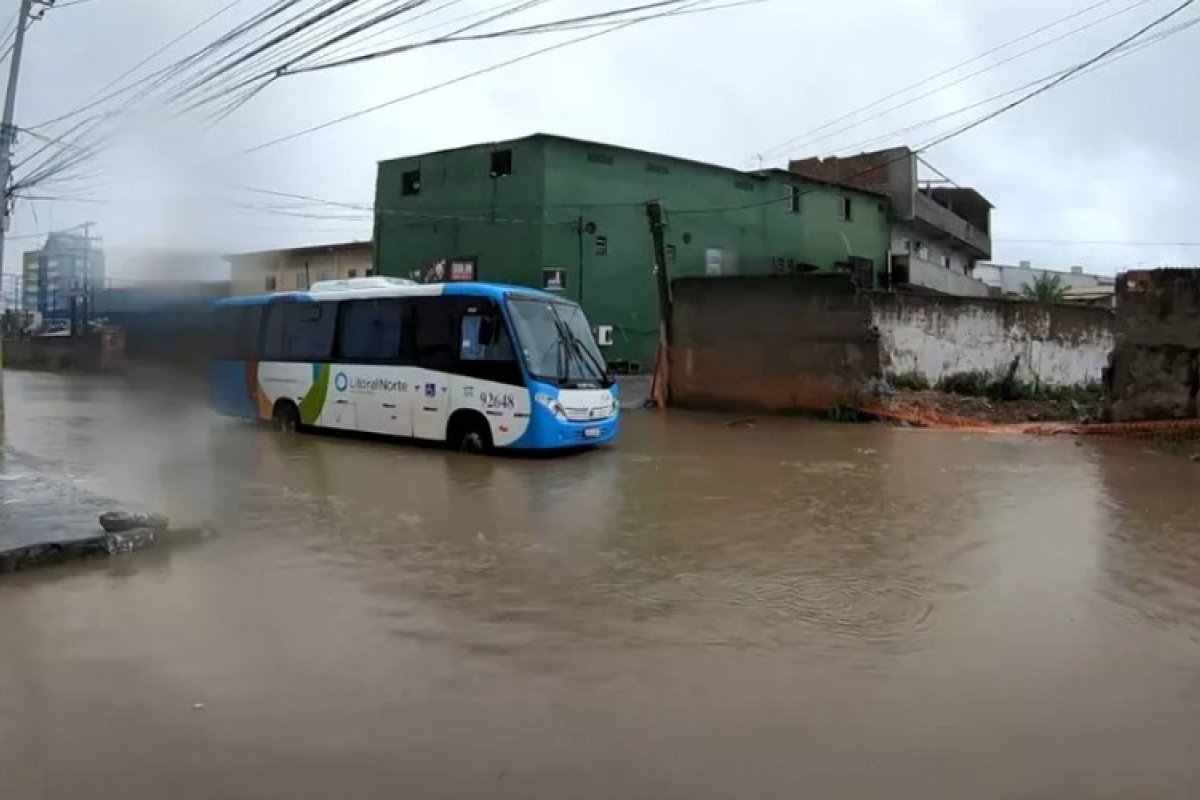 Passageiros ficam ilhados em micro-ônibus após avenida alagar em Lauro de Freitas