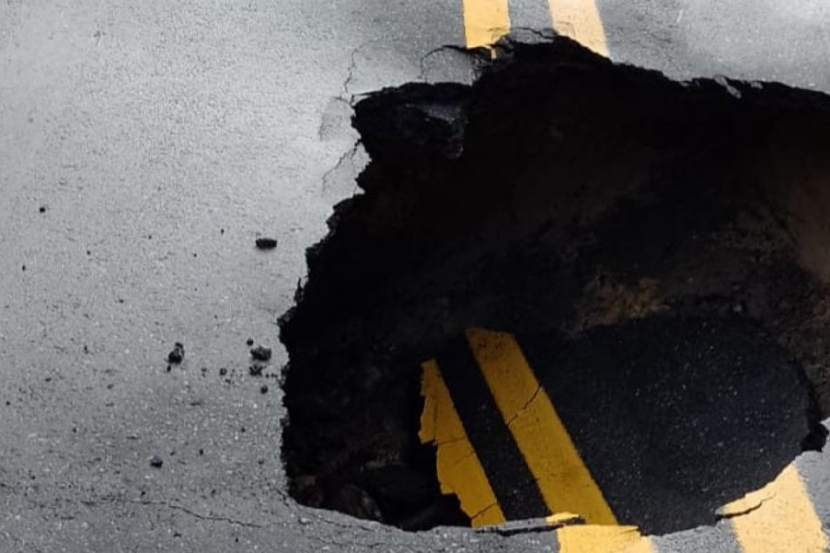 Salvador: após chuvas, cratera se abre e bloqueia trânsito em trecho da Av. Paulo VI