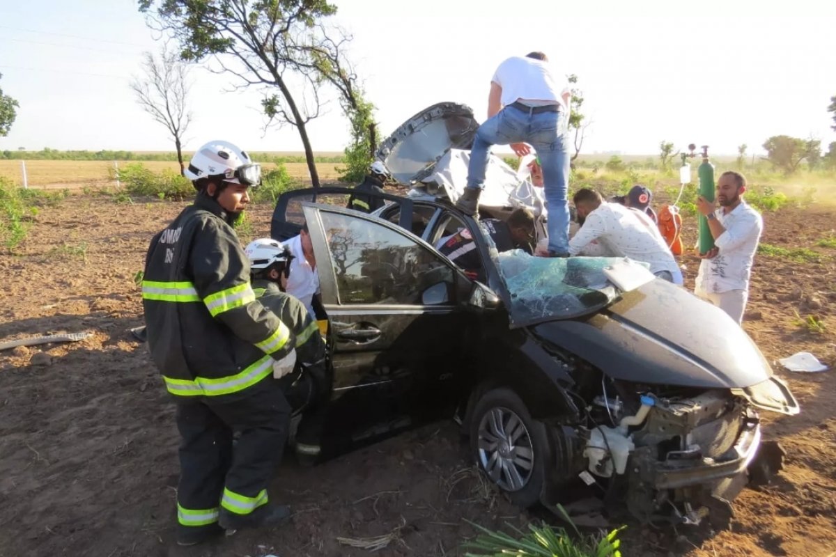 Acidente entre carro e carreta deixa um ferido em Barreiras