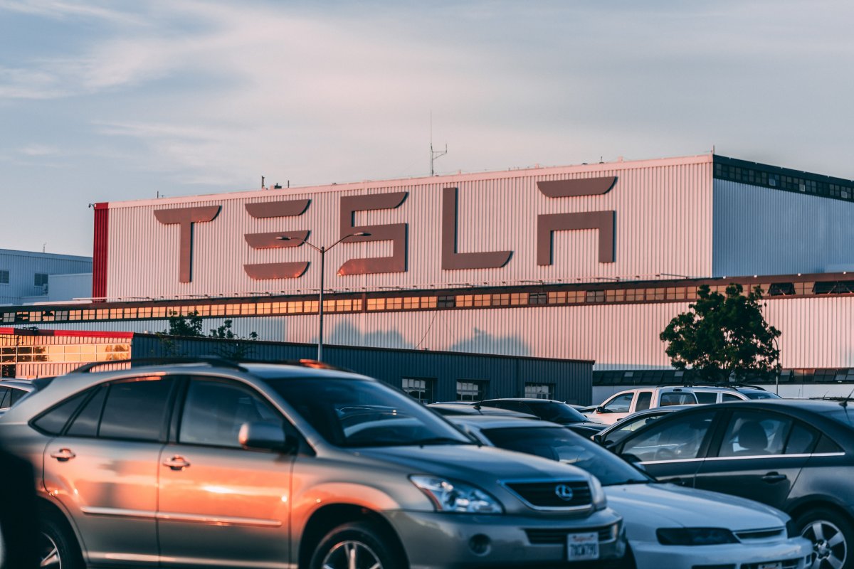 Tesla interrompe parte da produção de carros elétricos em fábrica de Xangai