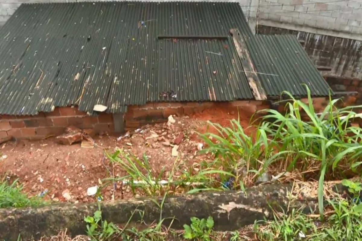 Casas são atingidas em deslizamento de barranco no Matatu, em Salvador