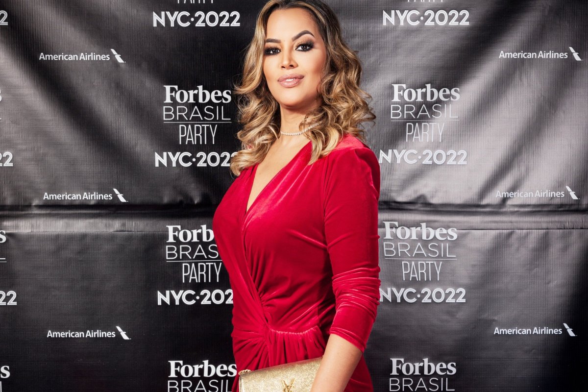 Em Nova York, Camila Farani usa vestido  de plataforma brasileira que promove a moda circular